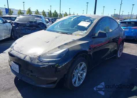 2023 Tesla Model Y Awd/Long Range Dual Motor All-Wheel Drive z USA, uszkodzony, nr VIN 7SAYGDEE4PA137965